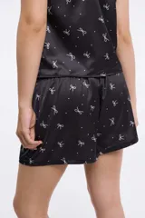 Short fluido de satén estampado con diseño animal print de leopardo, con cintura elastizada.