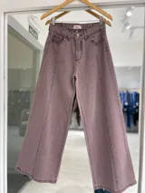 Pantalón de jean color rosa viejo, de corte recto y tiro alto, con costuras verticales decorativas en el frente y cierre de botón metálico.