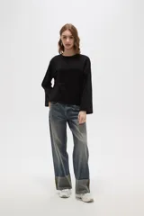 Remera de manga larga confeccionada en viscosa, con cuello redondo a la base y diseño holgado.