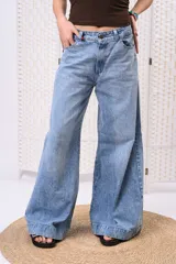 Pantalón wide leg de denim con lavado celeste vintage, tiro medio y dobladillo ancho marcado en las botamangas.