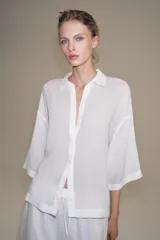Camisa de cuello solapa y manga larga amplia de la colección ZW Collection de Zara, con cierre frontal de botones ocultos por solapa.