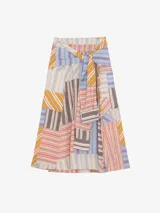 Falda larga cruzada de viscosa y poliamida, color celeste con estampado de líneas diagonales bordó. Presenta silueta amplia, bolsillos laterales y detalle de mangas de camisa incorporadas en la cintura para anudar.