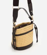 Cartera tipo bucket Satinato, confeccionada en paja tramada con detalles en poliuretano negro, cierre superior ajustable con cordón y forro interno de poliéster. Cuenta con asa de mano y correa larga transversal ajustable.