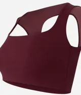 Top deportivo de microfibra color bordó, con escote recto y diseño ajustado. Presenta una textura acanalada y espalda abierta.
