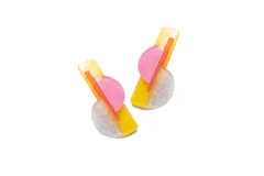 Par de aros colgantes con diseño geométrico en colores amarillo, rosa, naranja y plateado con glitter.