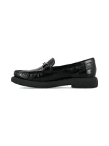 Mocasín de cuero charol negro con suela gruesa de PVC y detalle de hebilla metálica en el empeine.