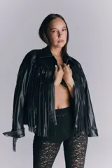Campera de cuero sintético negro con flecos largos en la espalda y mangas. Presenta un diseño de estrellas pespunteadas en la parte superior de la espalda.