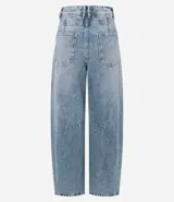 Pantalón de jean con corte barrel, de tiro medio y piernas anchas. Presenta un lavado marmorizado, trabillas en la cintura, cierre frontal con botón y cremallera, bolsillos funcionales y recortes decorativos en las rodillas.