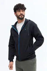 Campera con cierre de algodón y poliéster, color azul marino, con capucha ajustable mediante cordones trenzados en blanco y azul. Presenta un pequeño logo bordado en el pecho y bolsillos laterales.