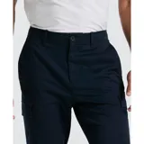 Pantalón cargo azul marino de gabardina, corte recto, con bolsillos laterales con solapa y bolsillos traseros.