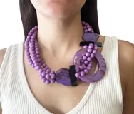 Collar corto de resina color lila con apliques geométricos en lila y negro.