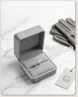 Anillo de plata 925 con diseño en forma de V, decorado con pequeñas circonias engastadas en toda su superficie.