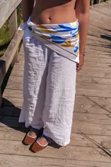 Pañuelo de seda con estampado de tulipanes en tonos azules y amarillos sobre fondo blanco.