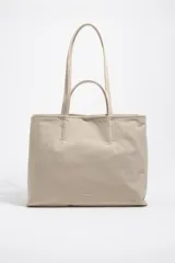 Bolso shopper grande Bimba Y Lola color beige, con doble juego de asas de hombro y de mano, cierre de botón a presión y logo de la marca estampado en el frente.
