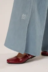 Pantalón celeste de corte palazzo, con cintura elastizada y tiro alto.