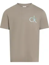 Remera color tostado de algodón, corte regular, cuello redondo y manga corta. Estampa frontal con el logo de Calvin Klein en color celeste difuminado.