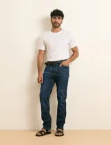 Pantalón de jean azul corte slim de cinco bolsillos, con diseño clásico y acabado deslavado.