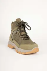 Zapatilla tipo hiking de caña media, confeccionada en una combinación de símil cuero y nylon en tonos beige y rosa suave. Presenta cordones al tono, interior acolchado para mayor abrigo y suela de goma dentada en color marrón con entresuela gris.