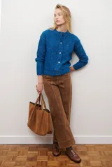 Pantalón de jean color marrón, de corte recto y tiro medio, con costuras decorativas en la parte delantera.