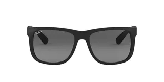 Lentes de sol Ray-Ban negros con montura cuadrada y lentes grises polarizadas.