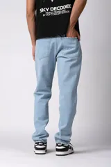 Pantalón de jean de corte recto en color celeste claro, con diseño clásico de cinco bolsillos y costuras reforzadas.