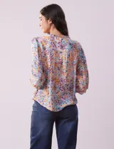 Blusa de gasa estampada marca Zac & Rachel. Tiene cuello a la base fruncido con escote en V, mangas largas con aplique calado y puño elastizado.