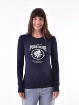 Remera de manga larga color azul marino con cuello redondo y estampado frontal en blanco con una rosa y texto que dice "The Pure Rose EST. 1998 The life of rose romantic".