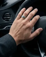 Anillo de acero inoxidable con banda central esmaltada en efecto tornasolado, de diseño moderno y acabado pulido.