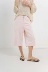 Bermuda de tiro medio con corte recto y largo por la rodilla, estilo culotte. Confeccionada en denim color rosado, cuenta con bolsillos funcionales delanteros y traseros y dobladillo ancho en el ruedo.