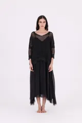 Sweater negro de punto abierto, con escote en V pronunciado y mangas tres cuartos. Presenta un calce amplio y holgado.