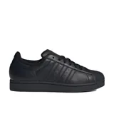 Championes Adidas Superstar II, color negro con las tres tiras laterales características de la marca.