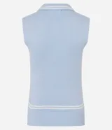 Top sin mangas de punto color celeste claro, con cuello polo ribeteado con dos líneas blancas y cierre frontal de tres botones. El tejido presenta un patrón de trenzas verticales.