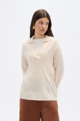 Sweater de punto color azul, con cuello polo y escote en V, de manga larga y diseño holgado.