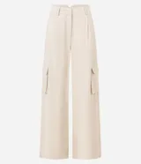 Pantalón pantalona de viscosa color crudo, con trabillas en la cintura, pliegues delanteros y bolsillos cargo utilitarios en los laterales.