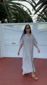 Vestido largo celeste de lino, con escote en V y corte debajo del busto.