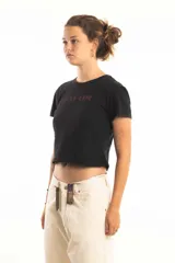 Bermuda color crema de corte recto y largo a la rodilla.