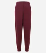 Pantalón deportivo tipo jogger color bordó, confeccionado en tejido de modal con poliéster y elastano. Presenta cintura fija, recortes estratégicos en el diseño y terminación ajustada en la botamanga.