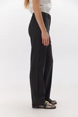 Pantalon de vestir azul marino, de corte recto y tiro alto, con cierre frontal y bolsillos laterales.