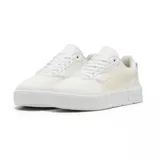 Championes Puma modelo Cali Court Winter, de diseño urbano con plataforma, color blanco con detalles en tono crema. Presentan una estructura de cuero sintético con refuerzos en gamuza en el talón y perforaciones en la puntera.