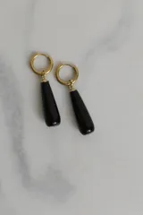 Aros tipo argolla de acero quirúrgico dorado con dije colgante en forma de gota de piedra natural negra.