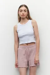 Short de pijama color rosa, de algodón con cordones y elástico en la cintura.