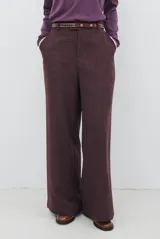 Pantalon de corte recto y tiro alto, confeccionado en tela melange color bordó. Presenta bolsillos laterales y cierre frontal con botón.