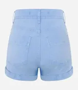 Short de sarga color celeste, de corte ajustado y cintura alta, con cierre frontal y bolsillos laterales.