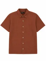 Camisa de manga corta color marrón terracota, con cuello camisero clásico y cierre frontal de botones.