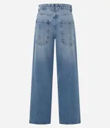 Pantalón de jean estilo skater con lavado dirty, tiro bajo, trabillas anchas en la cintura, cierre frontal con botón y cremallera, y bolsillos funcionales en frente y espalda.