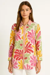 Camisa de algodón con estampado de flores de colores, corte relaxed, con botones y cuello camisero.