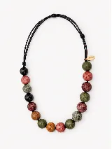 Collar regulable de cuentas multicolor en tonos tierra, verde, rojo, mostaza y gris, montado sobre cordón ajustable.