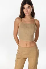 Top crop de lino italiano color beige, con escote recto, breteles finos regulables y cierre mediante lazo en la espalda.
