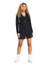 Short deportivo Under Armour de la colección Challenger, diseñado para fútbol. Presenta un cuerpo principal en color negro con paneles laterales de malla en color violeta y el logo de la marca estampado en el frente. Cuenta con cintura elástica con cordón interno.