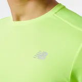 Remera deportiva New Balance color amarillo flúor con logo de la marca en el pecho.